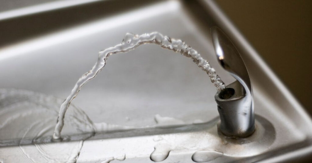 Conserto de Bebedouro em Recife | Assistência Perto de Mim vazamento de agua no bebedouro